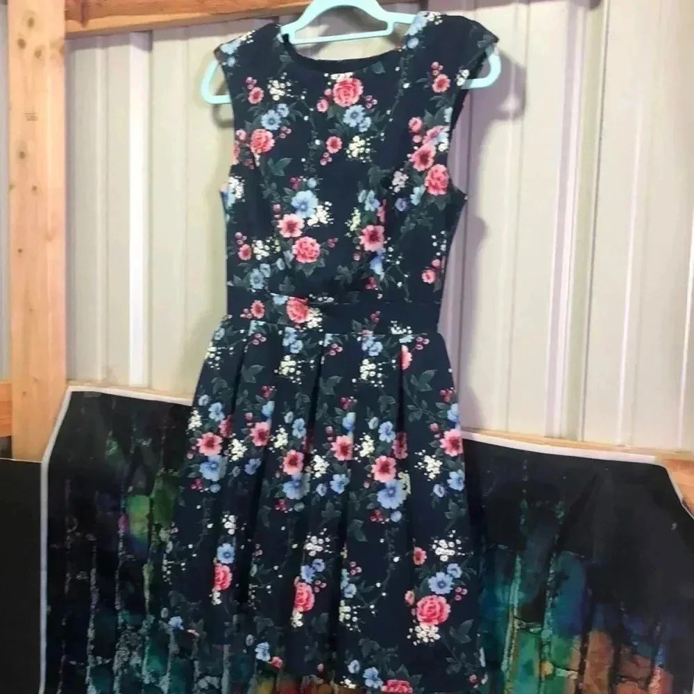 Emerald Sundae size medium dress navy with floral